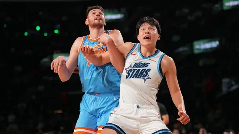 省委书记参与校园足球活动，与小同学们同场竞技